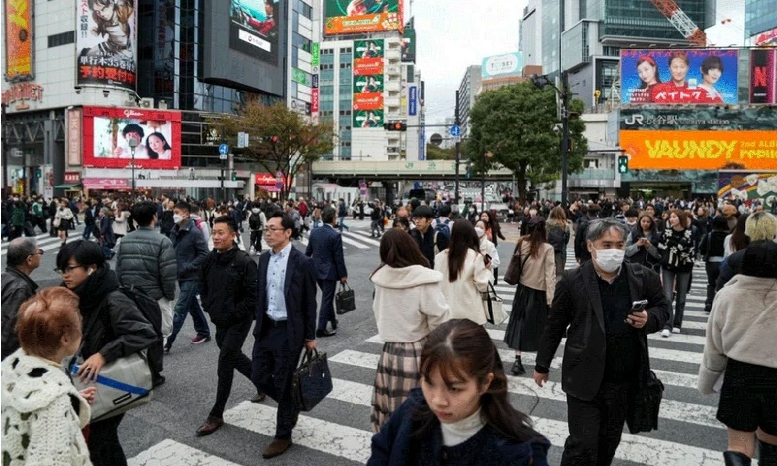 Người dân đi bộ qua một ngã tư ở Tokyo, Nhật Bản. (Ảnh: Tân Hoa xã)