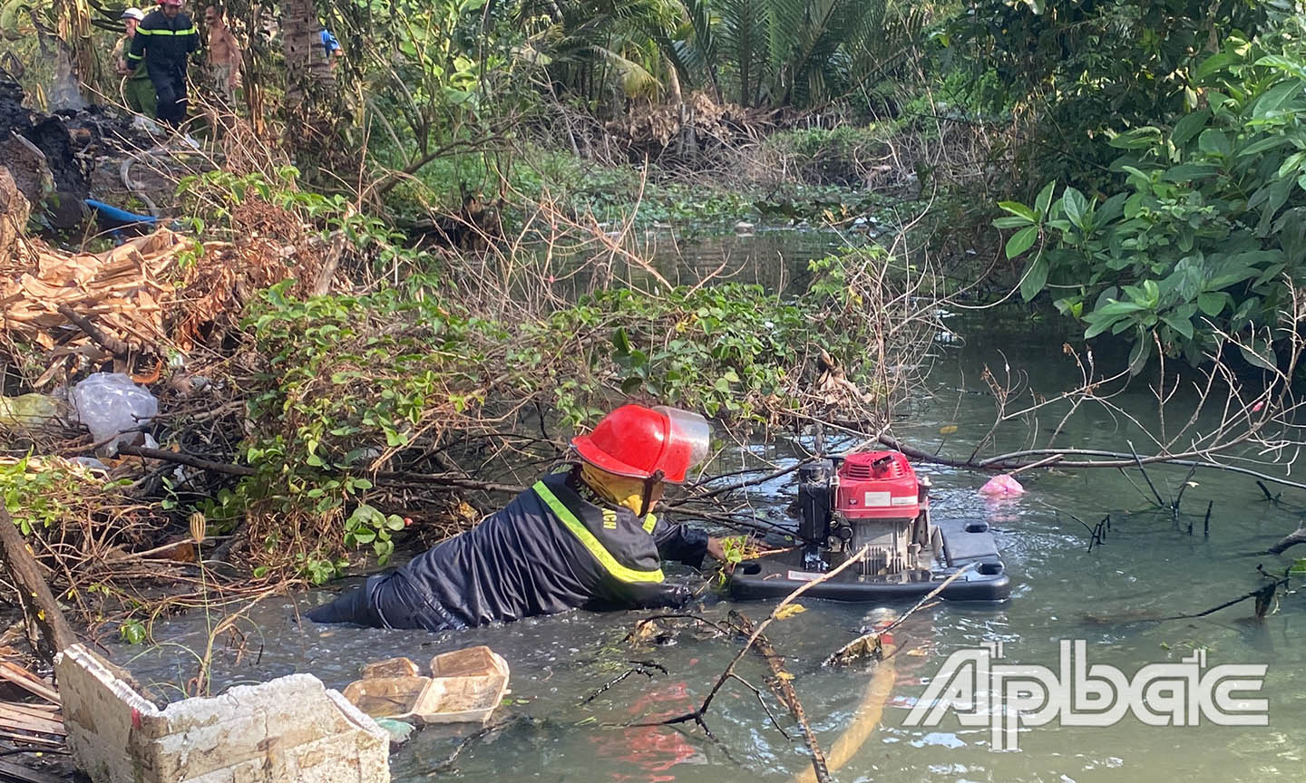 Lực lượng PCCC sử dụng nguồn nước cạnh nhà để chữa cháy.