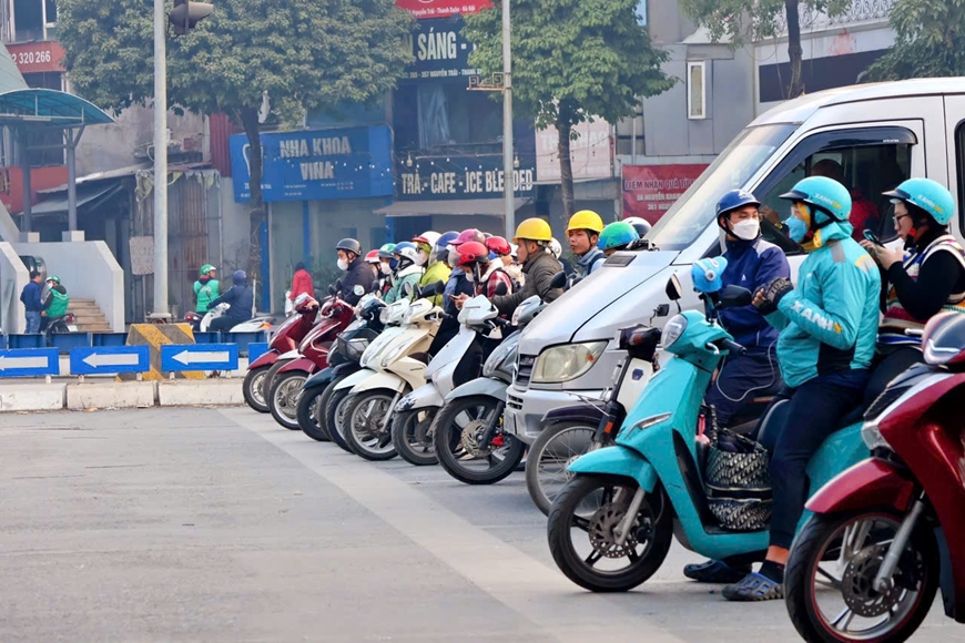 Người dân chấp hành giao thông trên nhiều tuyến đường Hà Nội. Ảnh: PHẠM HƯNG 