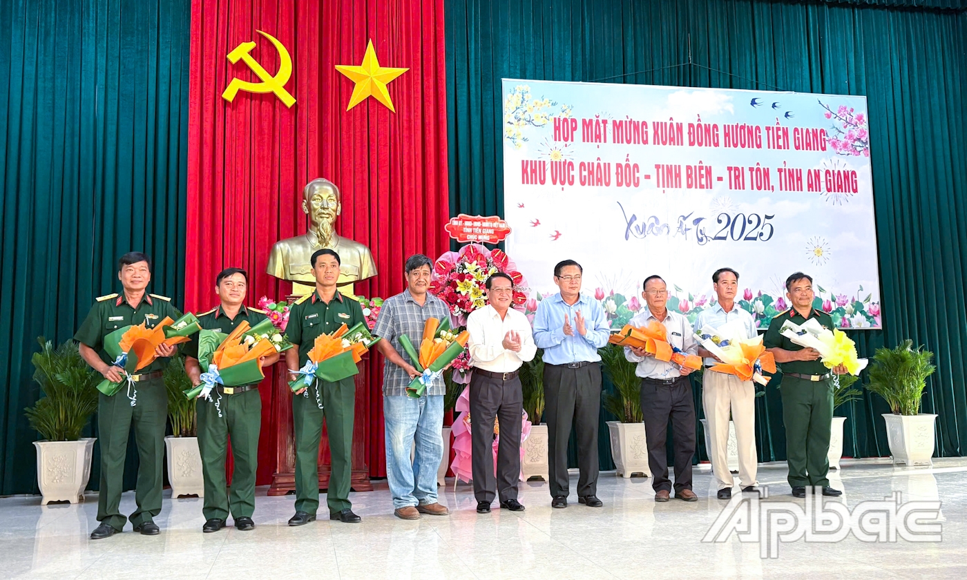 Ra mắt thành viên Ban liên lạc Hội đồng hương Tiền Giang khu vực Châu Đốc - Tịnh Biên - Tri Tôn, tỉnh An Giang.