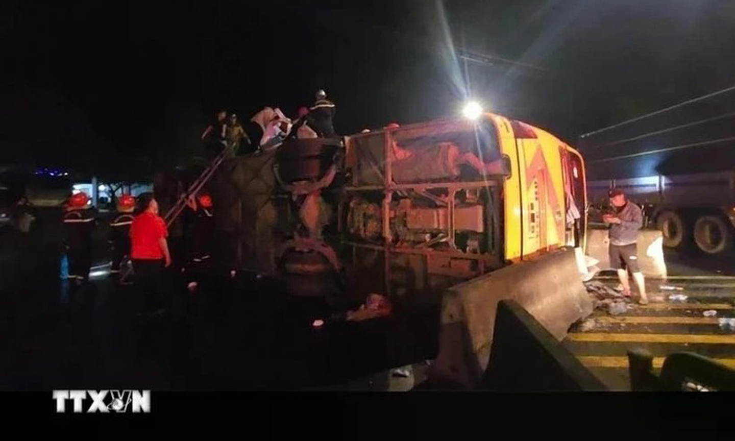 The passenger bus overturned, leaving 3 deaths, 27 injuries (Photo: VNA).