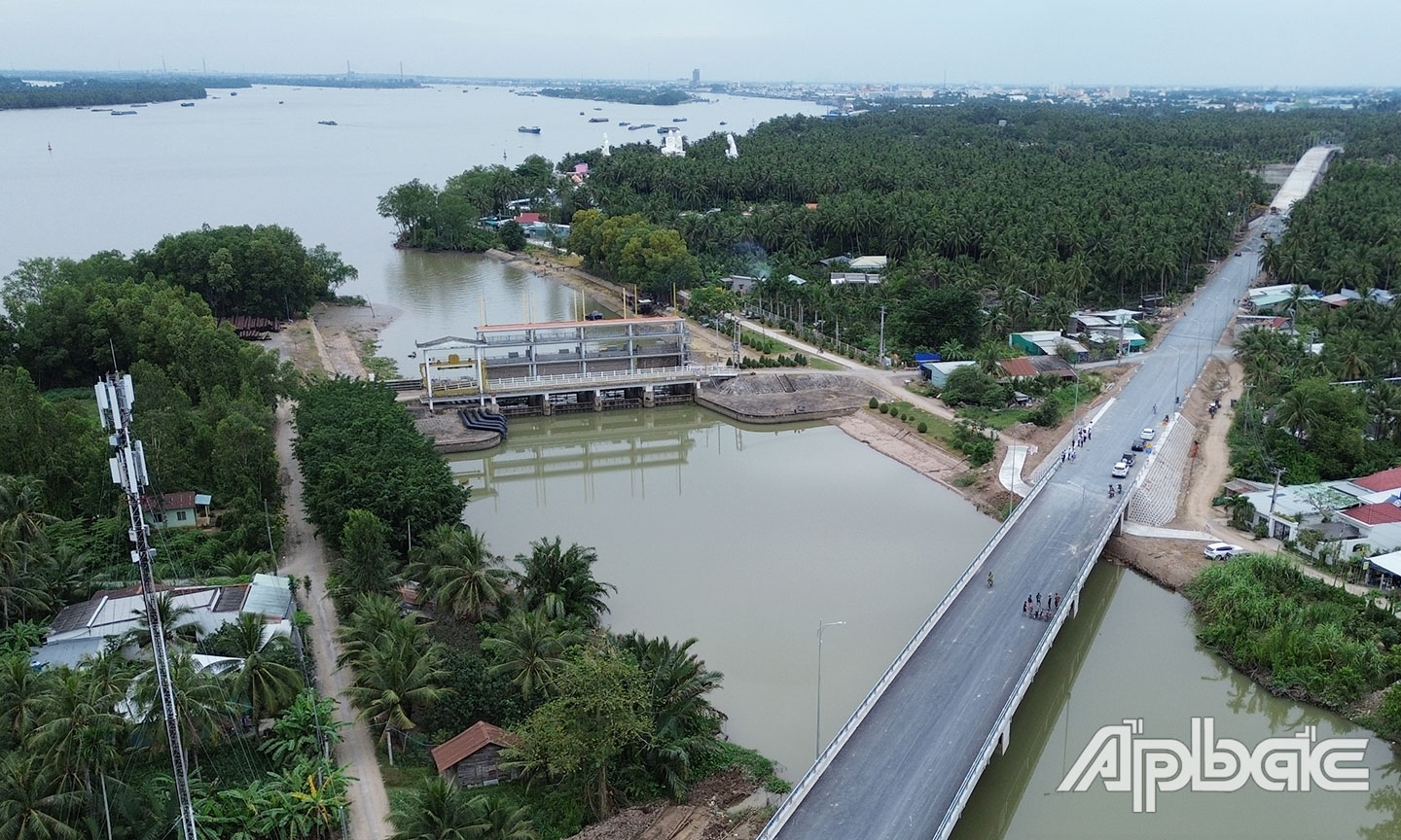 Cống Xuân Hoà hiện đang vận hành lấy gạn nước ngọt để bổ cấp cho khu vực phía Đông.