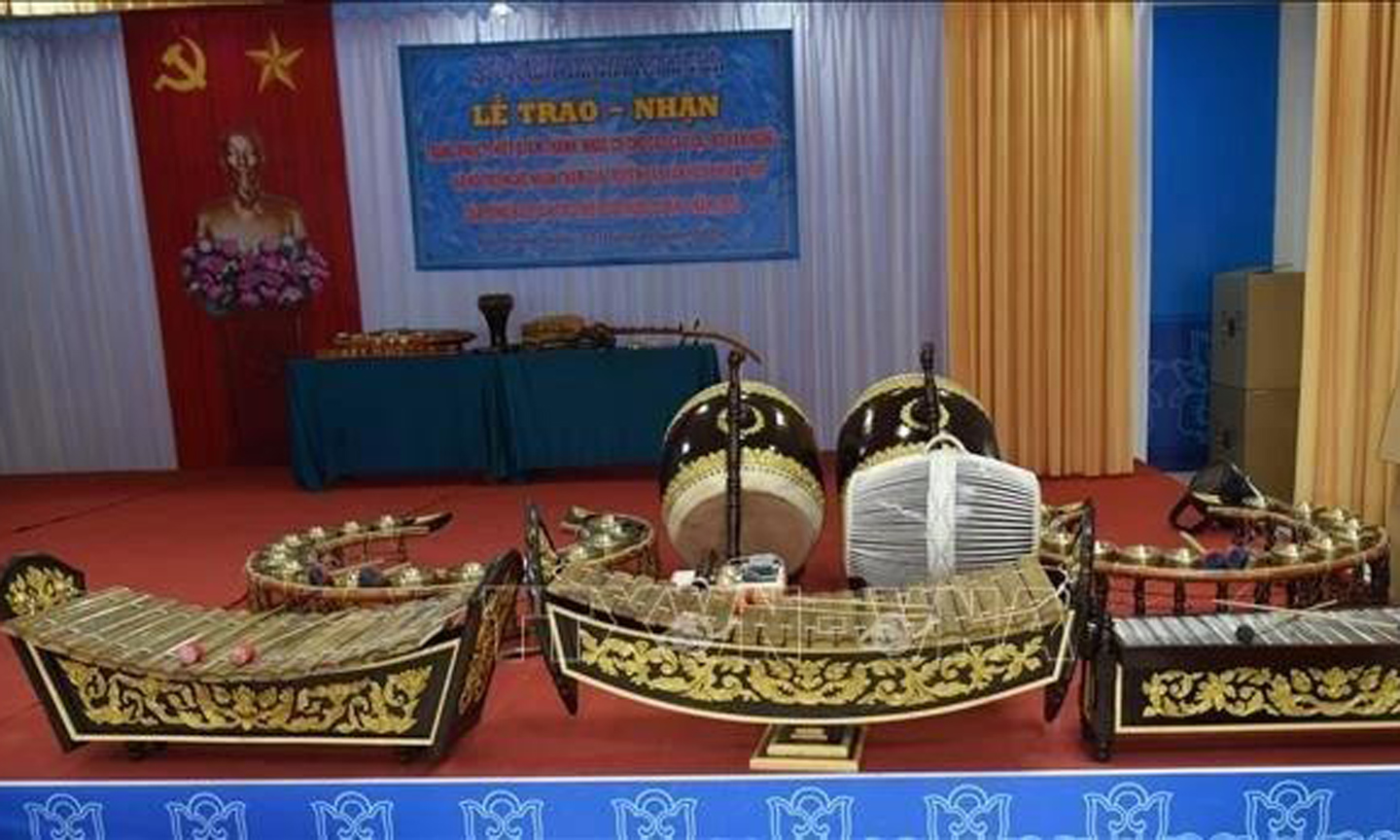 Khmer traditional musical equipment handed over to Khmer traditional music clubs and groups. (Photo: VNA).