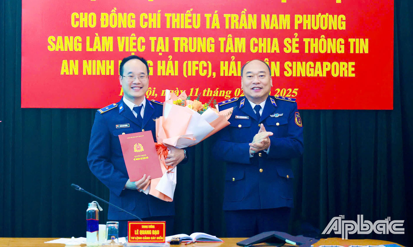 Thừa ủy quyền của Thủ trưởng Bộ Quốc phòng, Trung tướng Lê Quang Đạo - Tư lệnh Cảnh sát biển Việt Nam trao quyết định cho Thiếu tá Trần Nam Phương.
