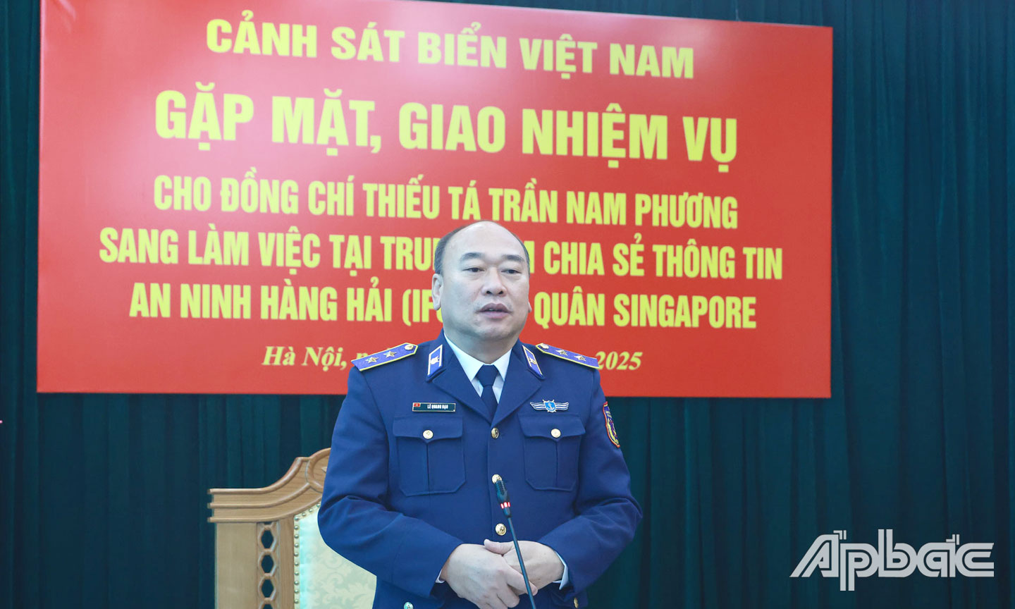 Trung tướng Lê Quang Đạo - Tư lệnh Cảnh sát biển Việt Nam phát biểu động viên, giao nhiệm vụ cho Thiếu tá Trần Nam Phương trước khi lên đường làm nhiệm vụ tại Trung tâm IFC.