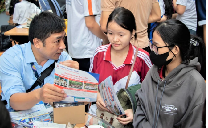 Giảng viên Trường Đại học Sư phạm Kỹ thuật TPHCM tư vấn cho học sinh tại ngày hội tuyển sinh năm 2025.