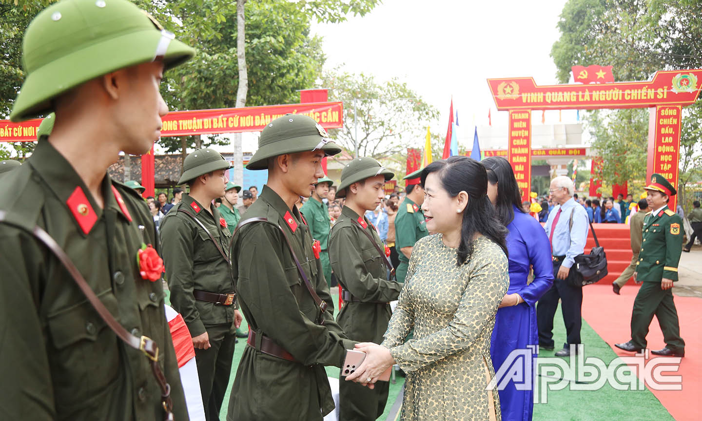 Đồng chí Châu Thị Mỹ Phương động viên tinh thần các tân binh lên đường làm nhiệm vụ.