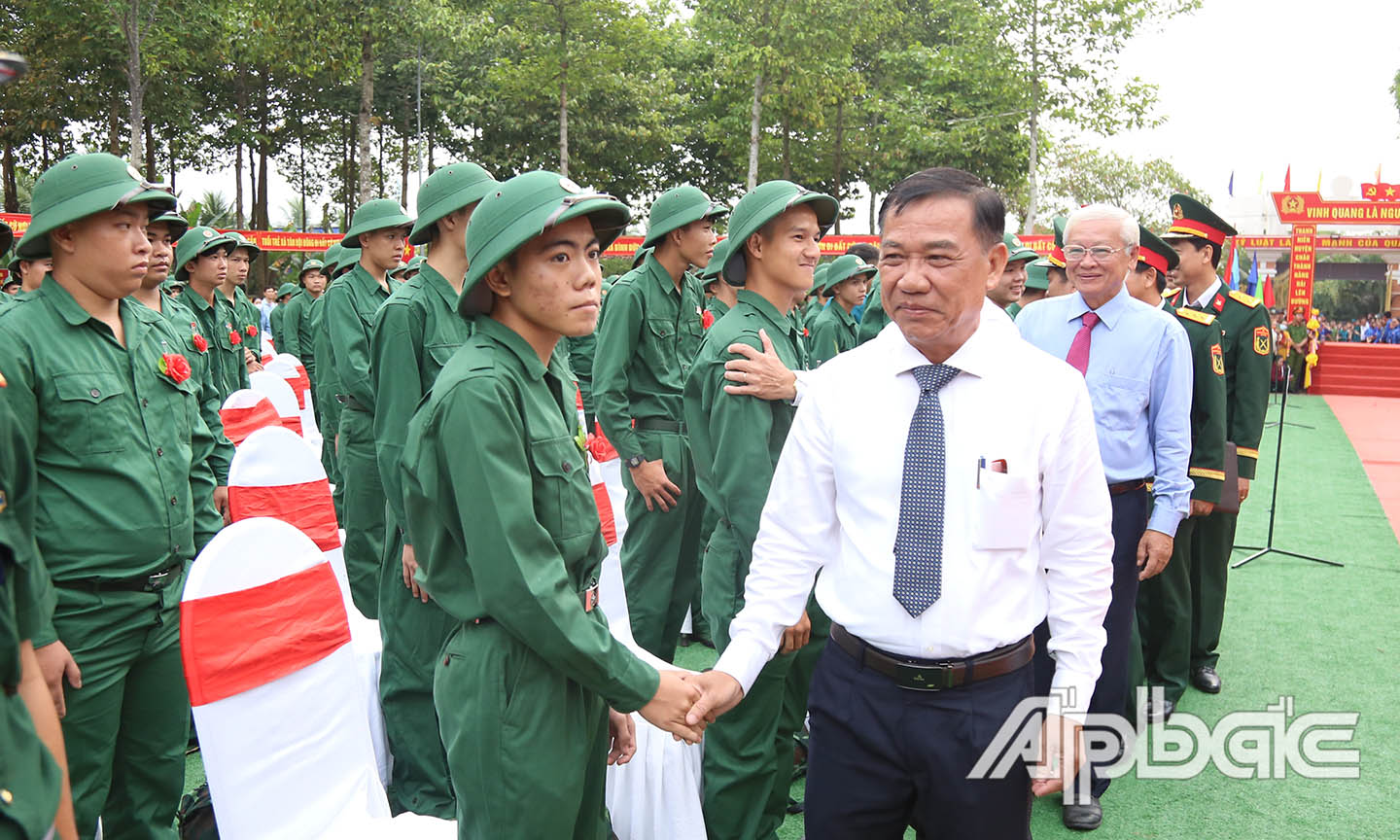 Lãnh đạo huyện Châu Thành động viên tinh thần các tân binh.