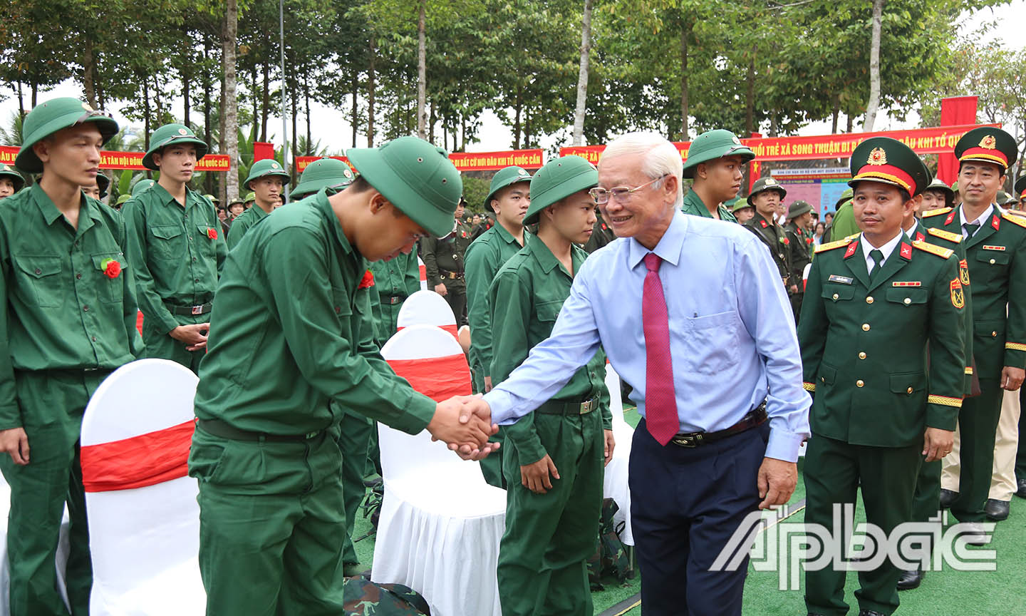 Lãnh đạo huyện Châu Thành động viên tinh thần các tân binh.