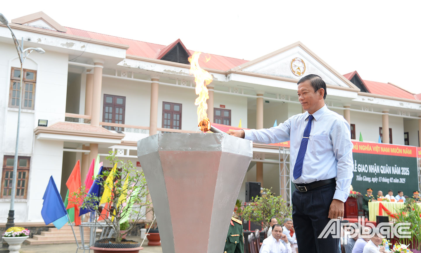 Nghi thức thắp lửa truyền thống.