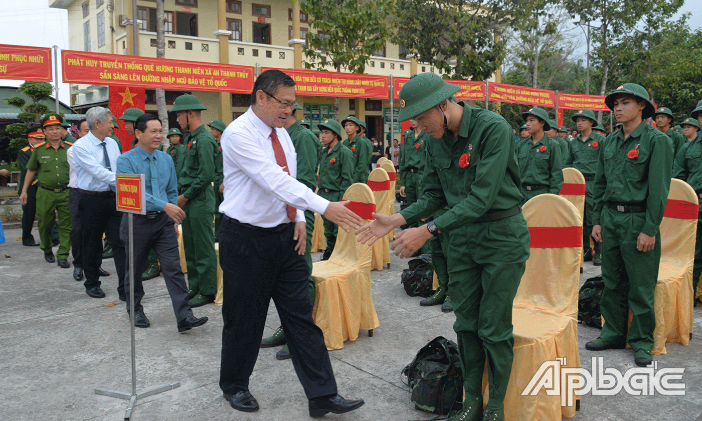 Các đồng chí lãnh đạo tỉnh, huyện động viên các tân binh.