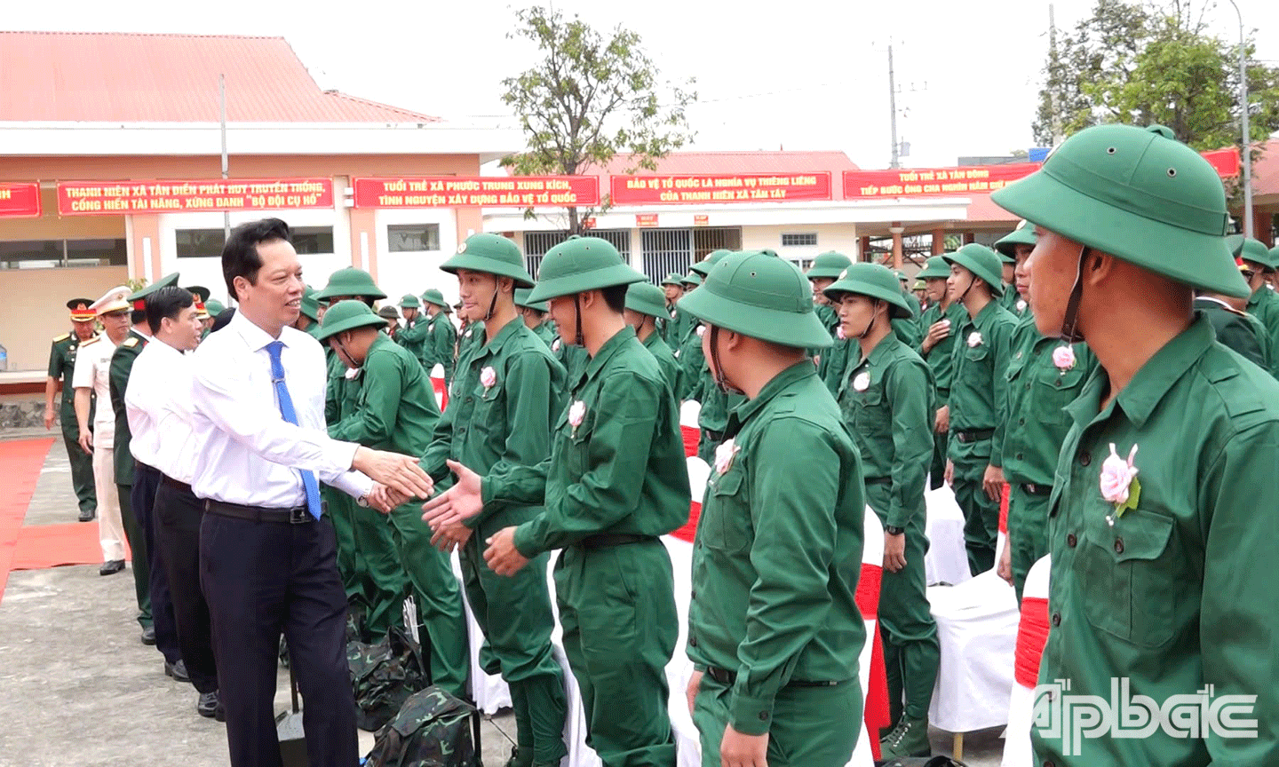 Đồng chí Nguyễn Thành Diệu động viên tinh thần tân binh lên đường nhập ngũ.