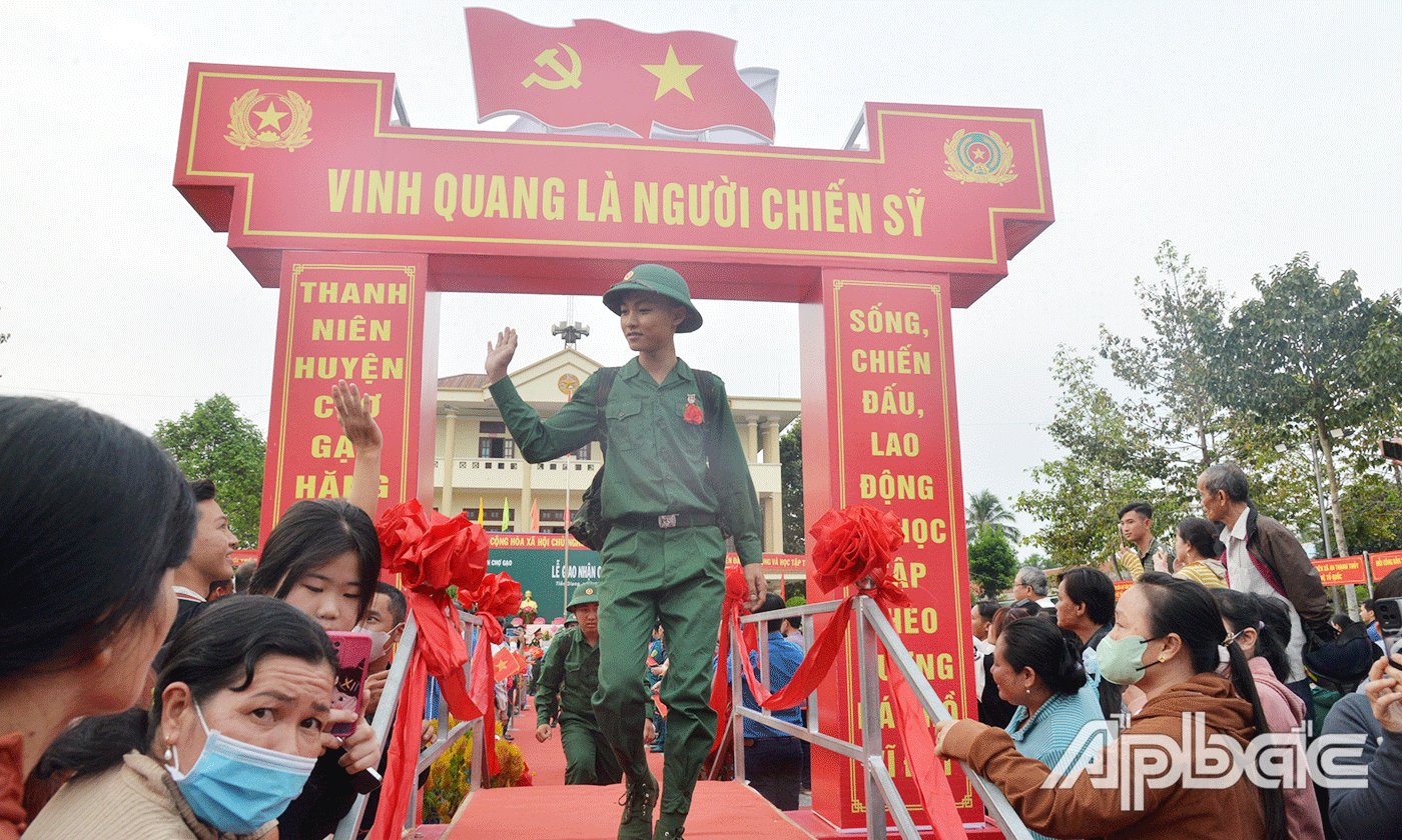 Bước qua cầu vinh quang lên xe về đơn vị các tân binh mang khát vọng, nhiệt huyết lên đường nhập ngũ.