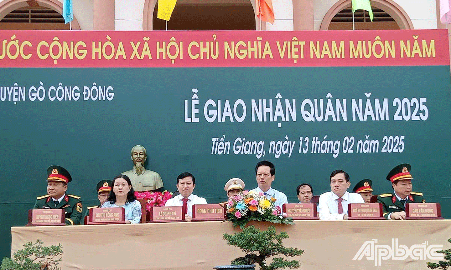 Đoàn Chủ tịch dự Lễ giao, nhận quân tại huyện Gò Công Đông 