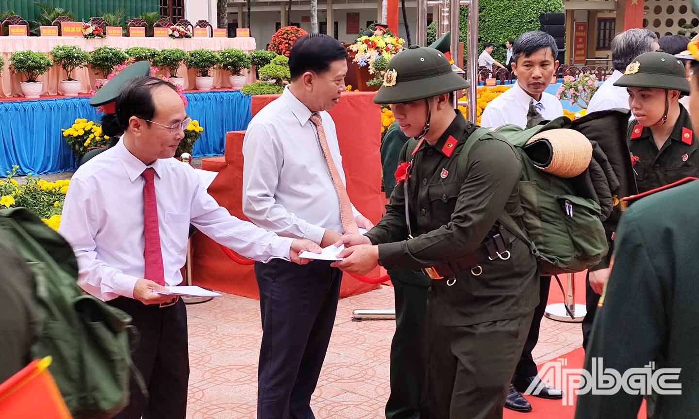 Các đồng chí lãnh đạo TP. Mỹ Tho tặng quà động viên các thanh niên lên đường nhập ngũ.