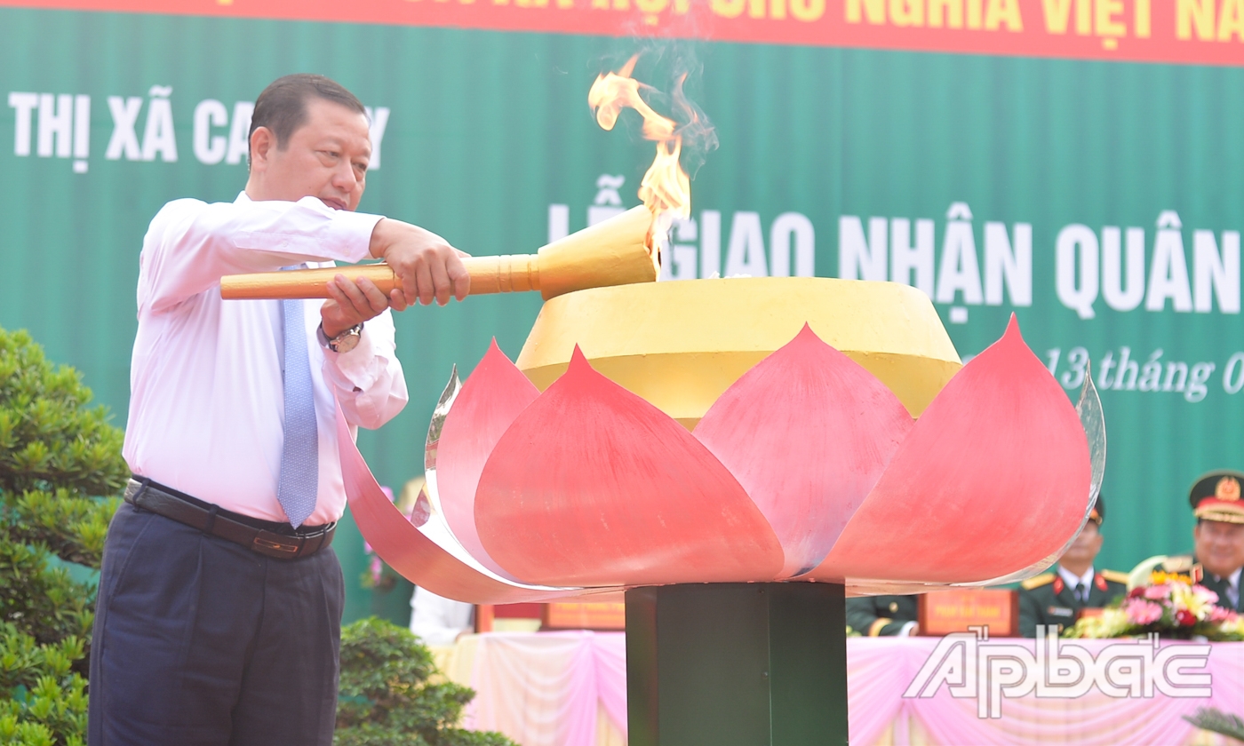 đồng chí Phan Phùng Phú, Ủy viên Ban Thường vụ Tỉnh ủy, Bí thư Thị ủy Cai Lậy thắp lửa truyền thống.