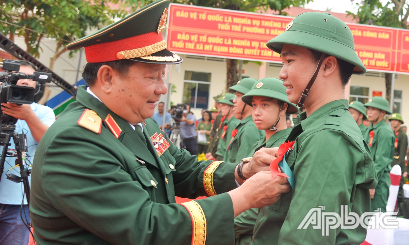 Thiếu tướng Nguyễn Văn Tiền động viên tân binh lên đường nhập ngũ.