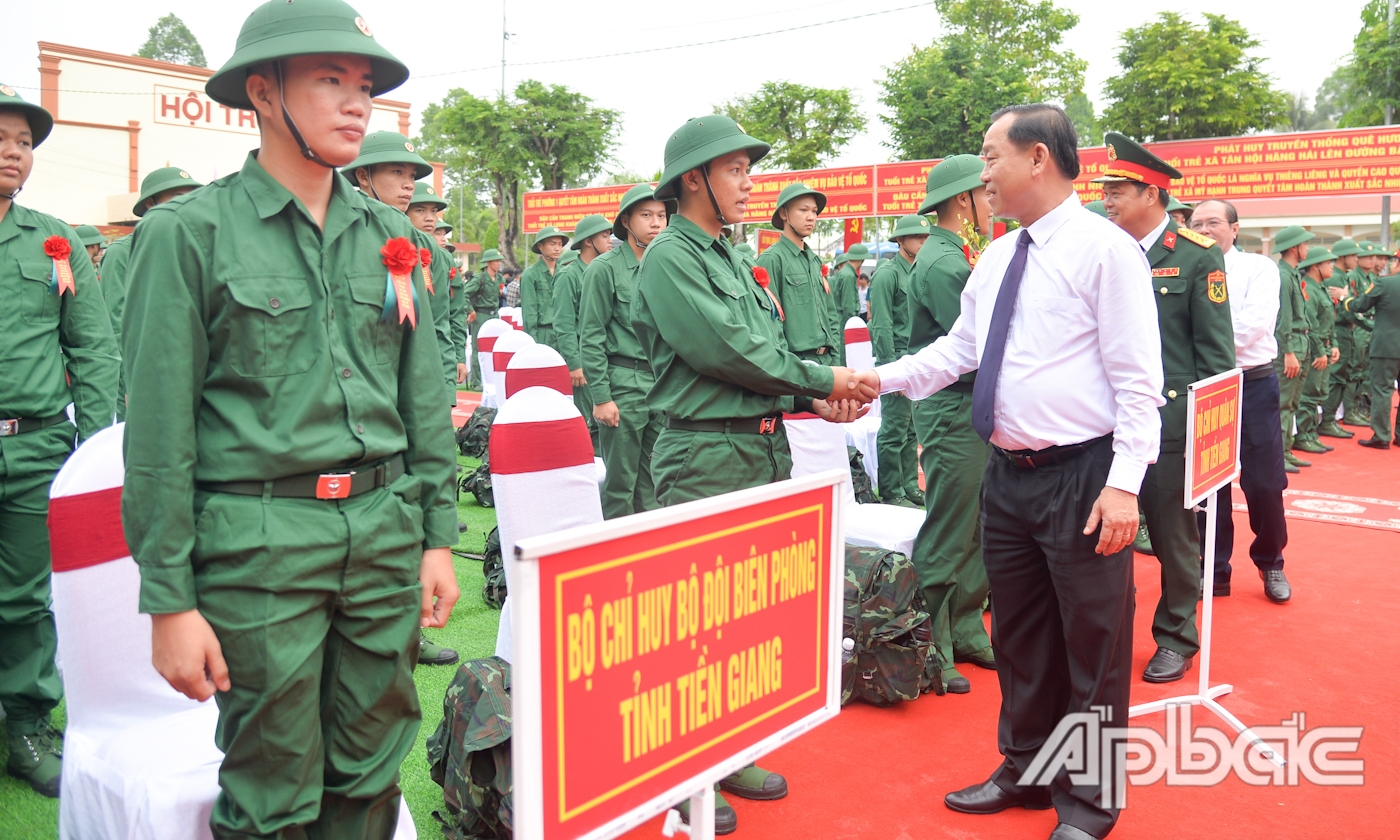 Đồng chí Nguyễn Văn Vĩnh động viên tân binh lên đường nhập ngũ.