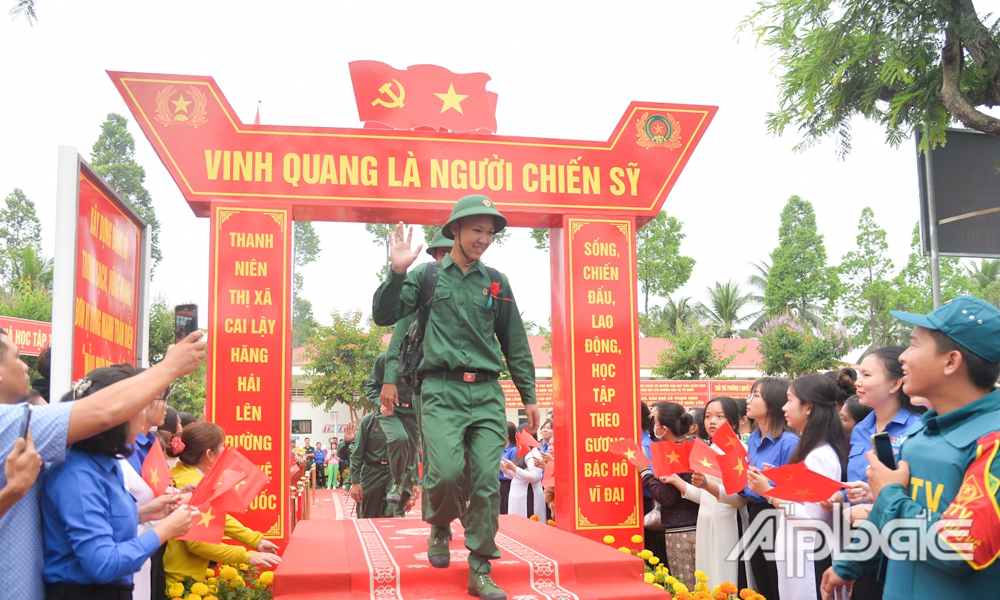 Đến 8 giờ, TX. Cai Lậy đã hoàn thành công tác giao, nhận quân năm 2025, đạt 100% chỉ tiêu và đảm bảo trang trọng - nhanh - gọn và an toàn.