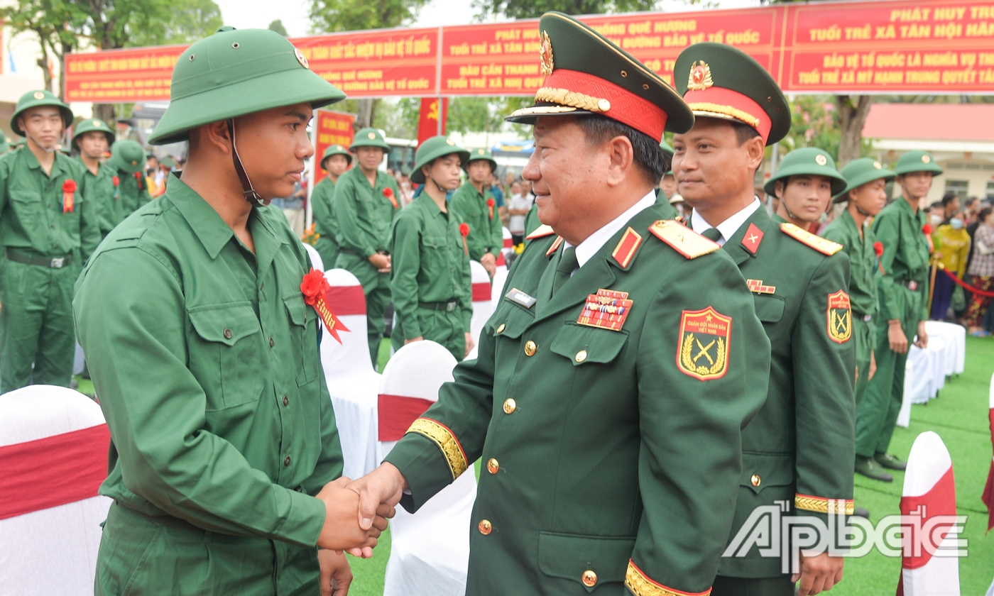 Thiếu tướng Nguyễn Văn Tiền động viên tân binh lên đường nhập ngũ tại TX. Cai Lậy.