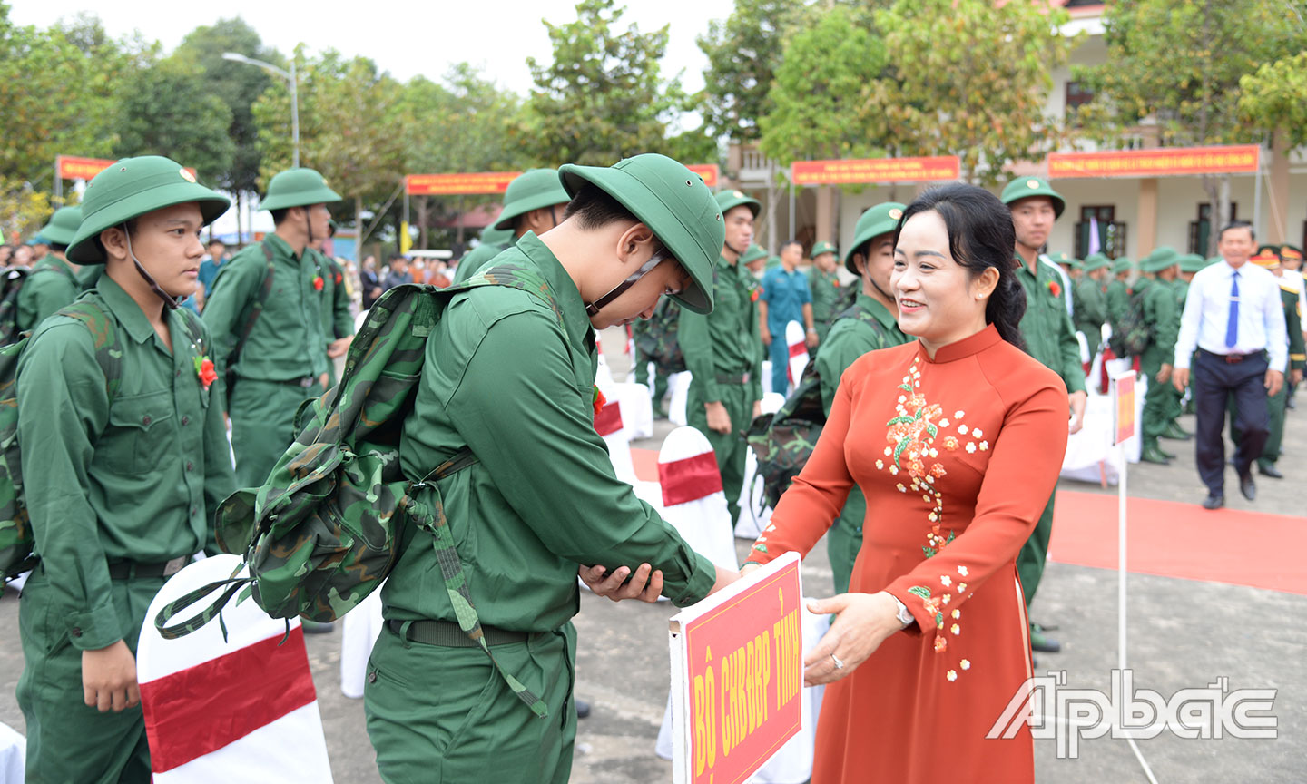 Đồng chí Nguyễn Hải Trâm, Phó Bí thư Thường trực Tỉnh ủy Tiền Giang động viên tinh thần tân binh lên đường nhập ngũ tại huyện Tân Phú Đông. Ảnh: MINH THÀNH