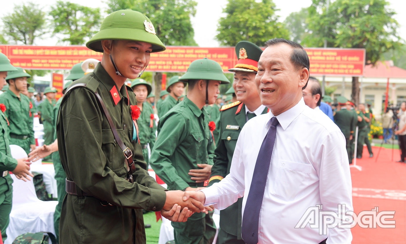 Đồng chí Nguyễn Văn Vĩnh, Phó Bí thư Tỉnh ủy, Chủ tịch UBND tỉnh, Chủ tịch Hội đồng Nghĩa vụ quân sự tỉnh Tiền Giang động viên tinh thần tân binh lên đường nhập ngũ tại TX. Cai Lậy.