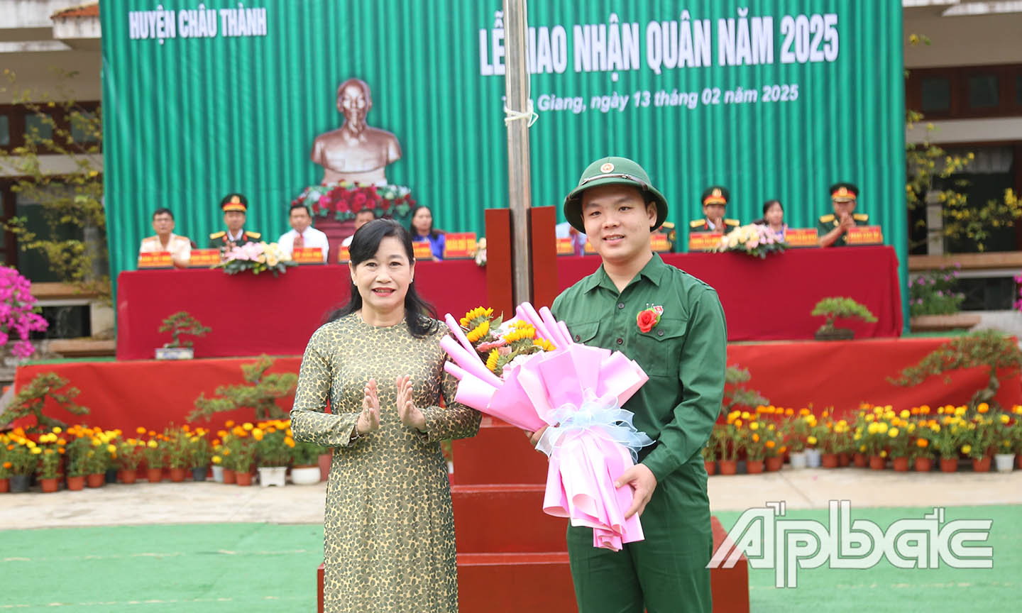 Đồng chí Châu Thị Mỹ Phương, Ủy viên Ban Thường vụ Tỉnh ủy, Chủ tịch HĐND tỉnh Tiền Giang tặng hoa đại diện tân binh tại huyện Châu Thành. Ảnh: TUẤN LÂM