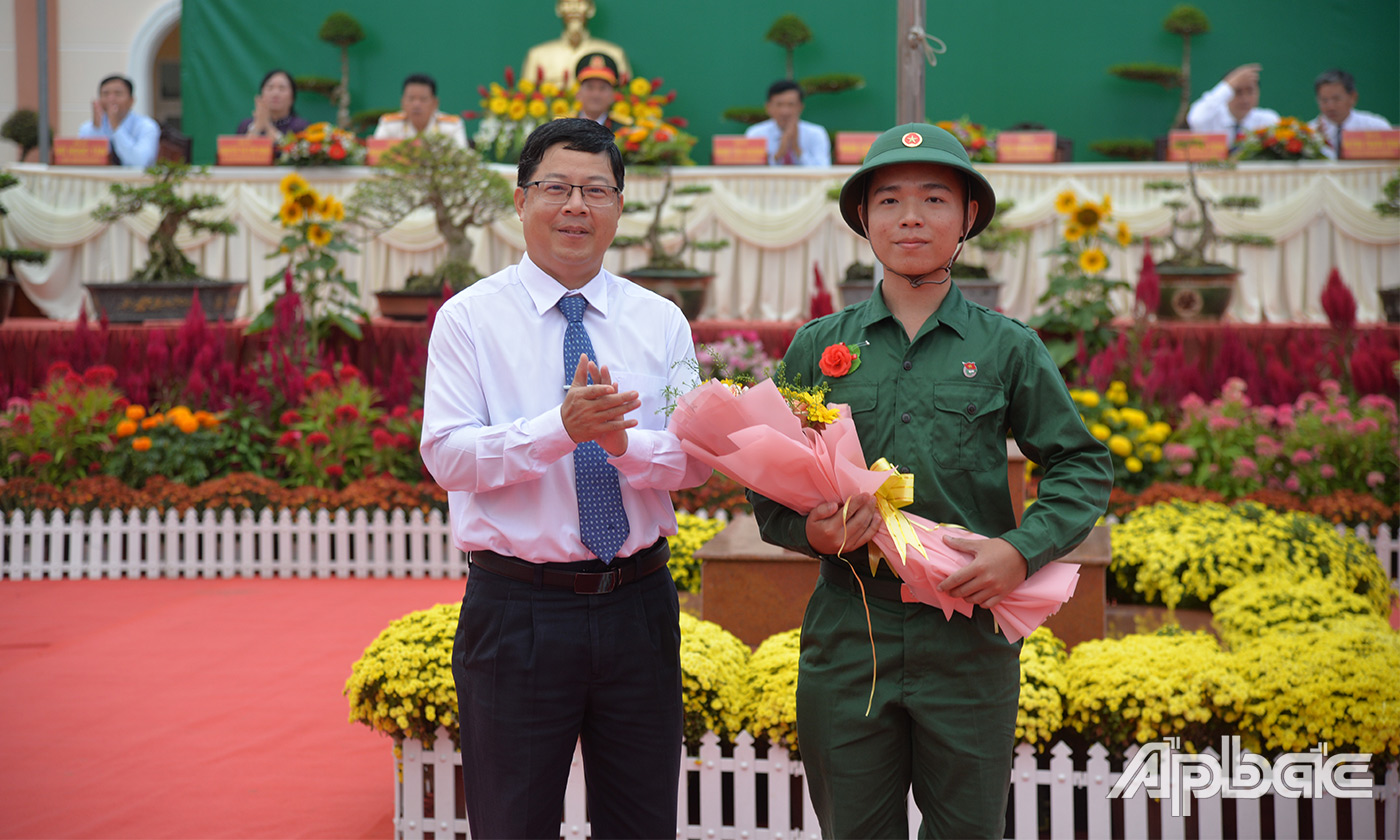 Đồng chí Trần Thanh Nguyên tặng hoa đại diện tân binh phát biểu tại buổi lễ.