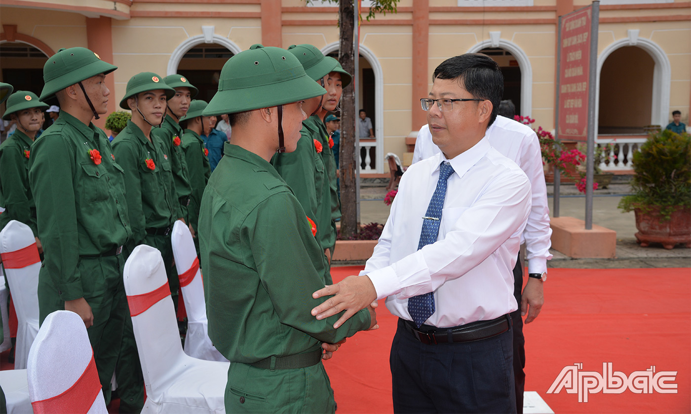 Đồng chí Trần Thanh Nguyên động viên tinh thần các tân binh lên đường làm nhiệm vụ