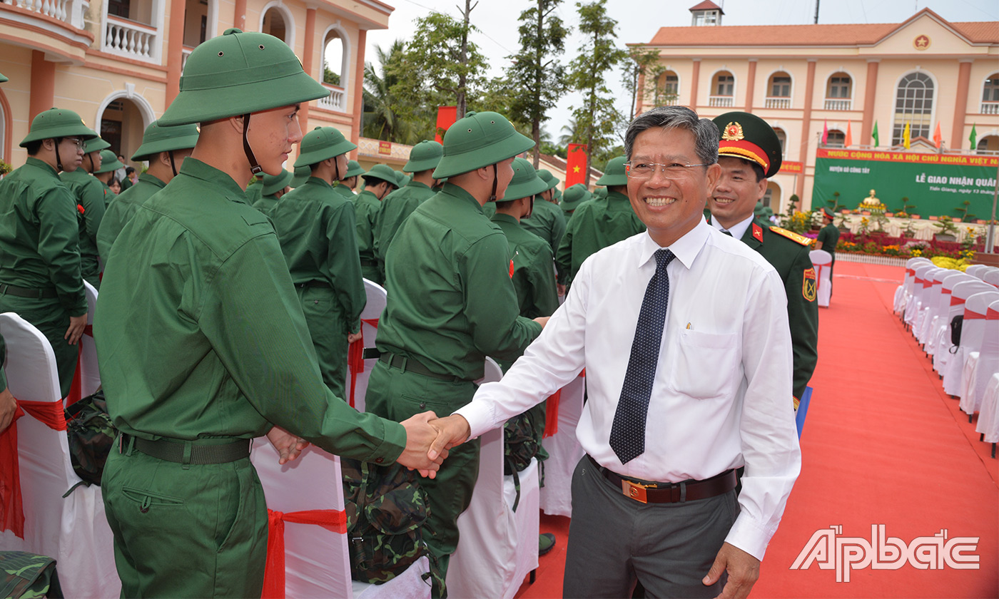 Lãnh đạo Huyện ủy  - UBND huyện động viên tinh thần các tân binh lên đường làm nhiệm vụ