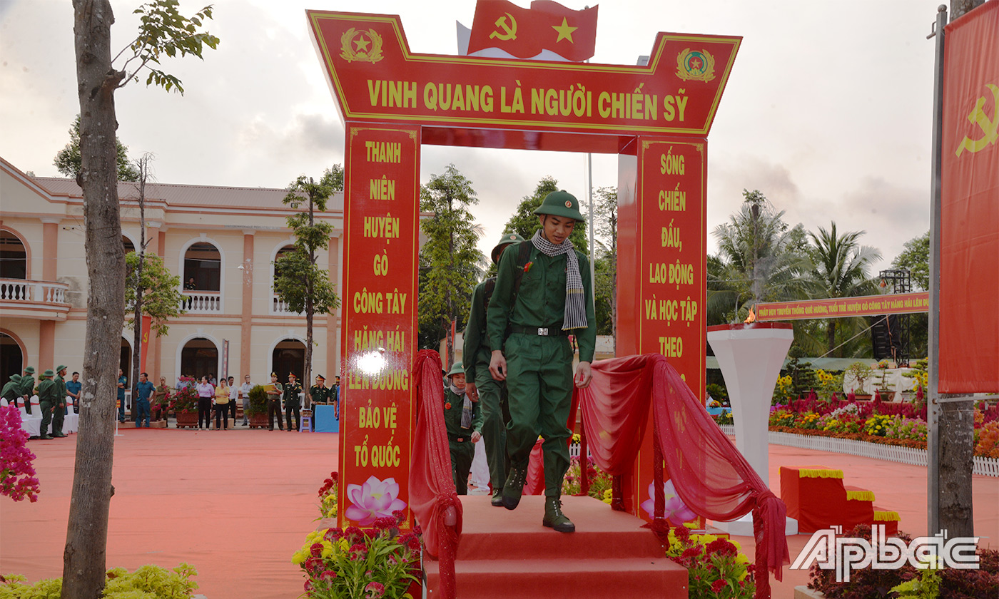 Các tân binh hăng hái lên đường làm nhiệm vụ