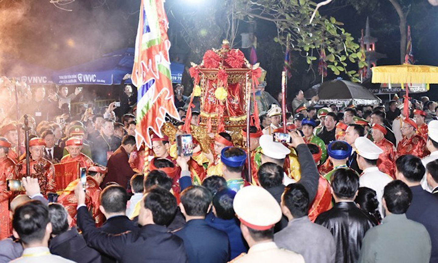 Palanquin procession at the Tran Temple in Nam Dinh.