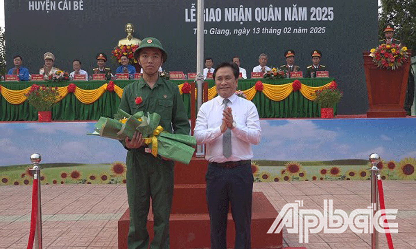 Đồng chí Trần Văn Dũng động viên các tân binh. 