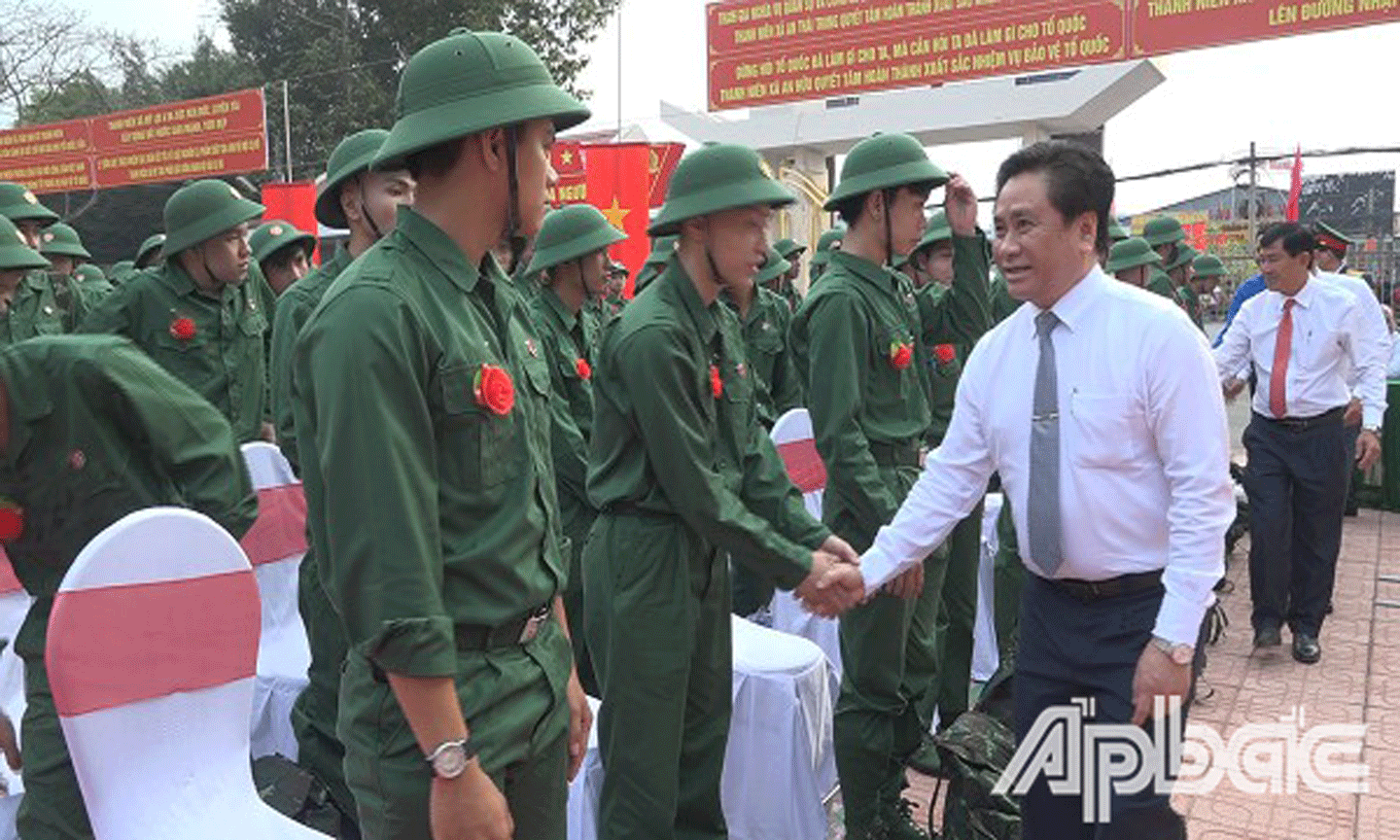 Đồng chí Trần Văn Dũng động viên các tân binh. 