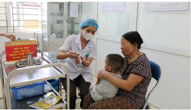 Ngành y tế Hà Nội triển khai tiêm chủng vaccine sởi cho trẻ em trong độ tuổi quy định trên địa bàn thành phố.