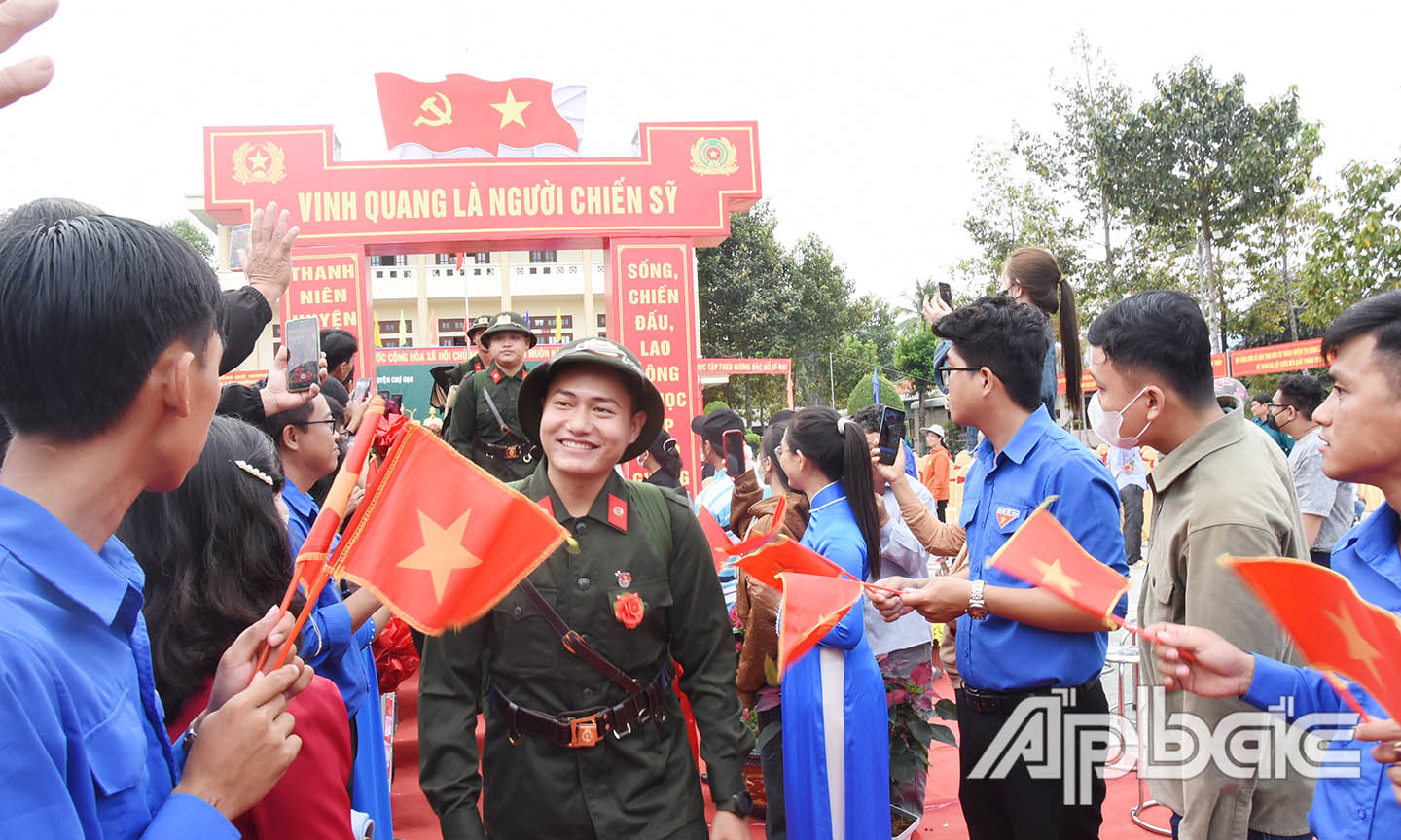 Các tân binh lên đường nhập ngũ.