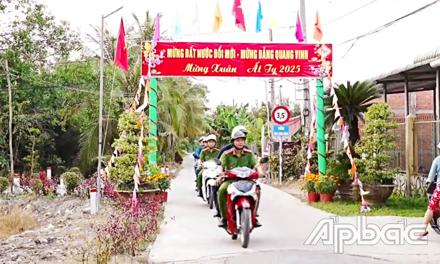 Công an xã Long Khánh tuần tra kiểm soát đảm bảo an ninh trật tự Tết Nguyên đán 2025. Ảnh Công an cung cấp.