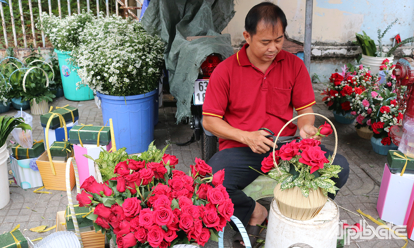 Nhân viên cửa hàng hoa tươi Sắc Màu tăng cường cắm hoa phục vụ nhu cầu mua sắm tăng cao trong ngày lễ tình nhân