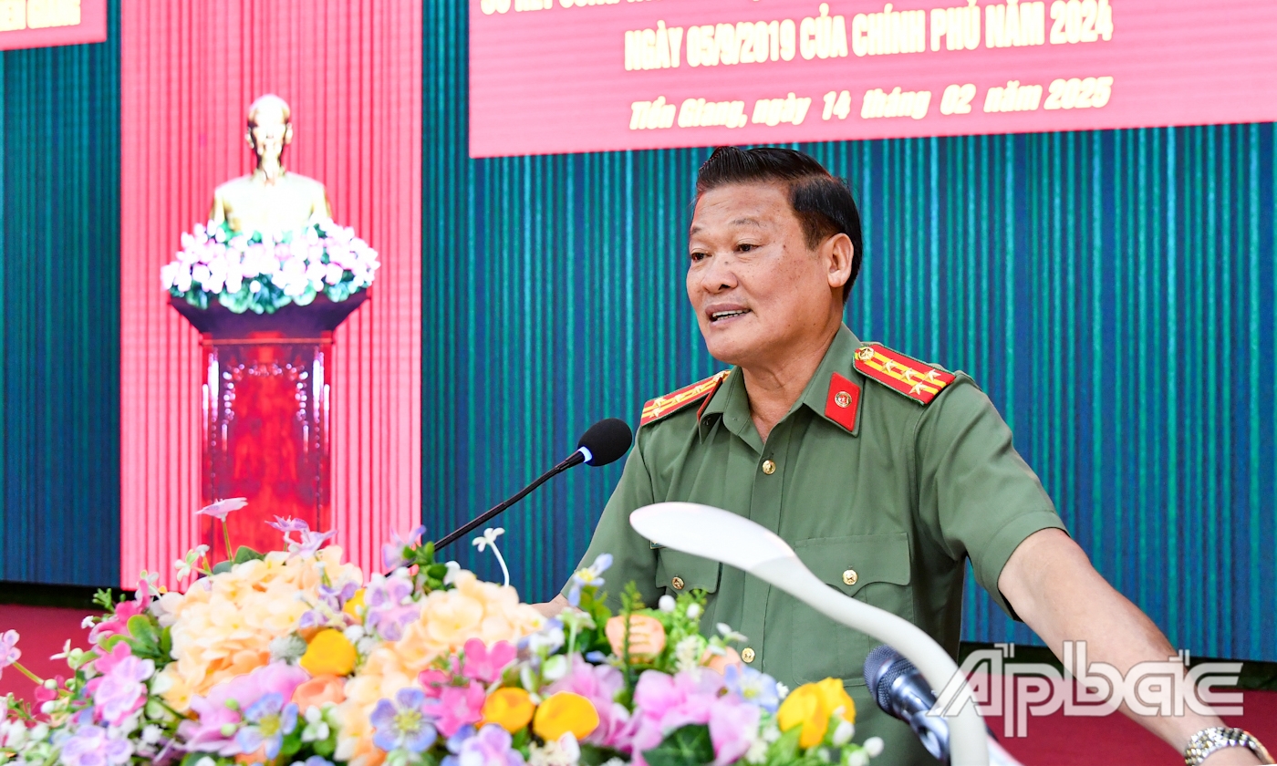 Đại tá Phan Văn Trảng, Phó Giám đốc Công an tỉnh Tiền Giang phát biểu tham luận tại hội nghị.