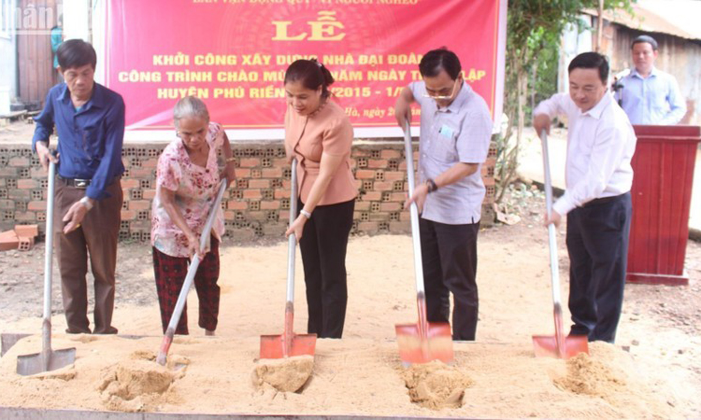  on houses for the poor. (Photo: Nhat Son).