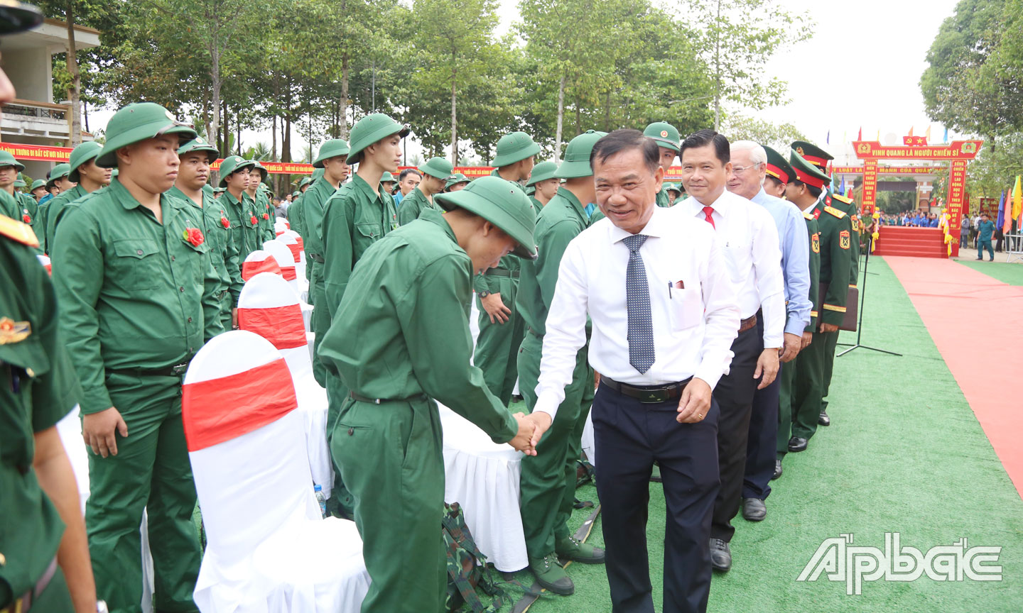 Bí thư Huyện ủy Châu Thành Trần Hữu Phong động viên tinh thần các tân binh tại Lễ giao, nhận quân.