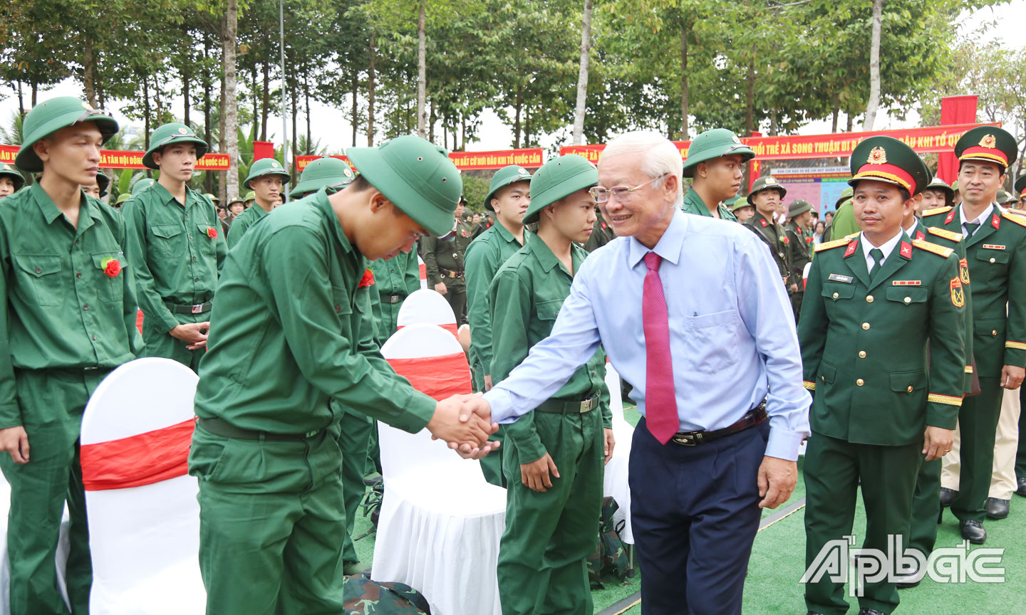 Lãnh đạo huyện Châu Thành động viên tinh thần các tân binh.