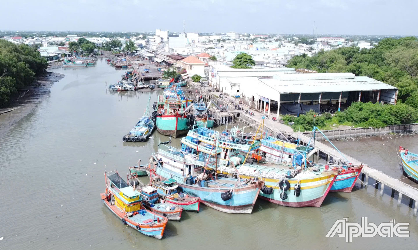 Tàu cá tại huyện Gò Công Đông sẵn sàng ra khơi, góp phần phát triển ngành Thủy sản địa phương.