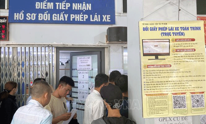 Người dân đến làm thủ tục cấp đổi giấy phép lái xe. Ảnh tư liệu: TTXVN phát