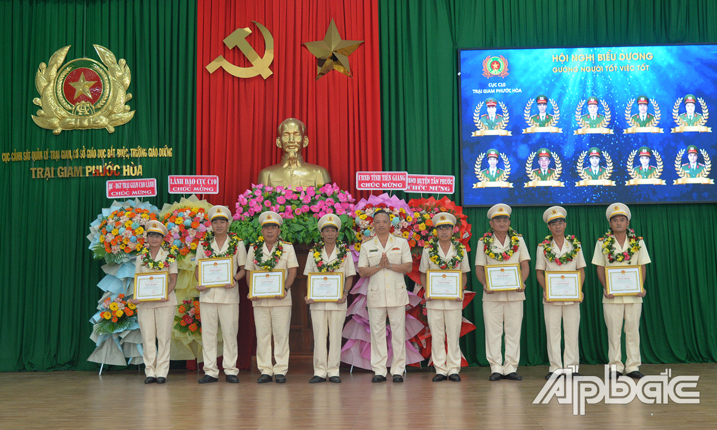 Đại tá Phạm Chí Trường, Giám thị Trại giam Phước Hoà trao Giấy khen của UBND huyện Tân Phước cho các cá nhân.