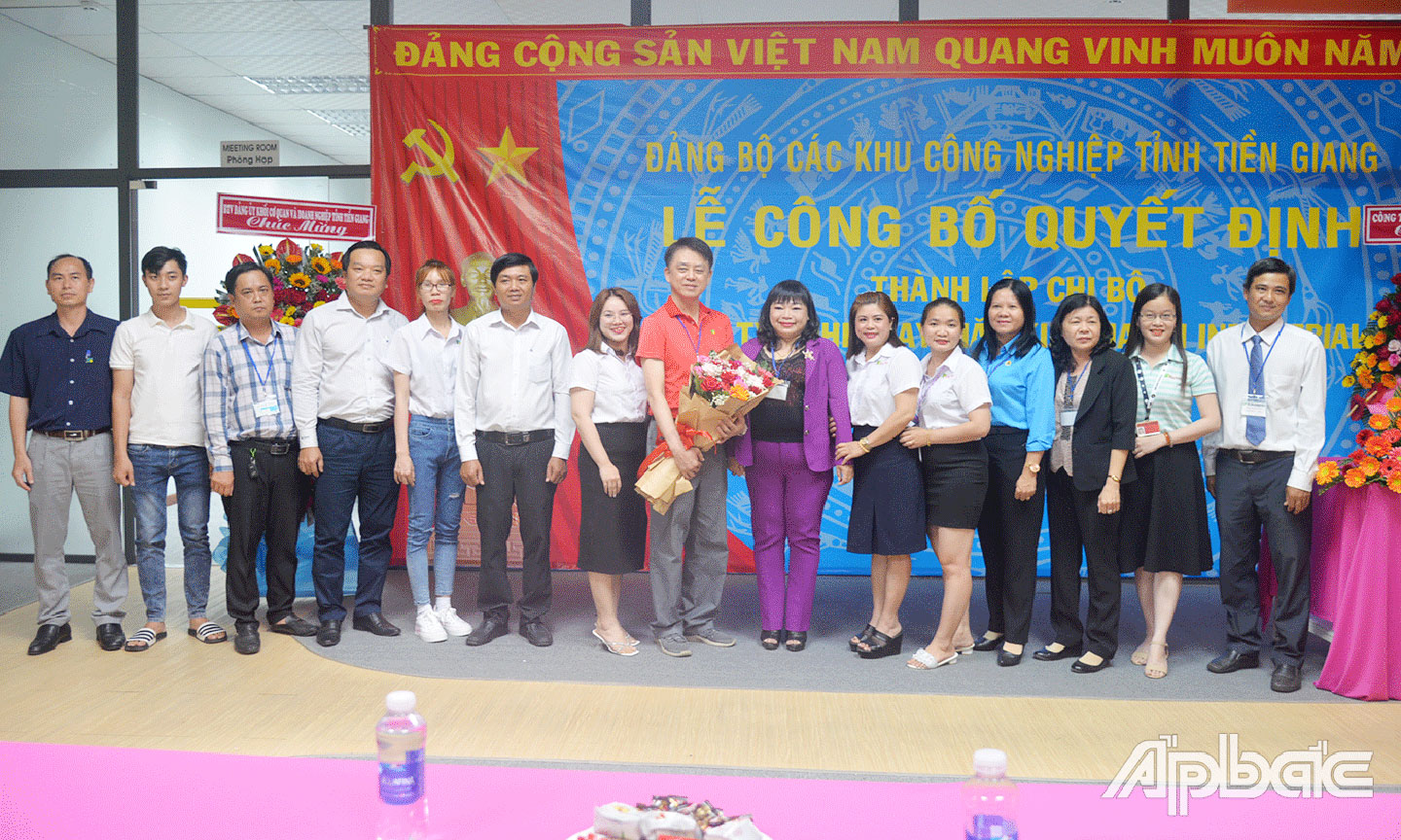 Đại biểu chụp ảnh lưu niệm tại Lễ Công bố Quyết định thành lập Chi bộ Công ty TNHH May mặc King Hamm Industrial.     Ảnh: LÊ PHƯƠNG