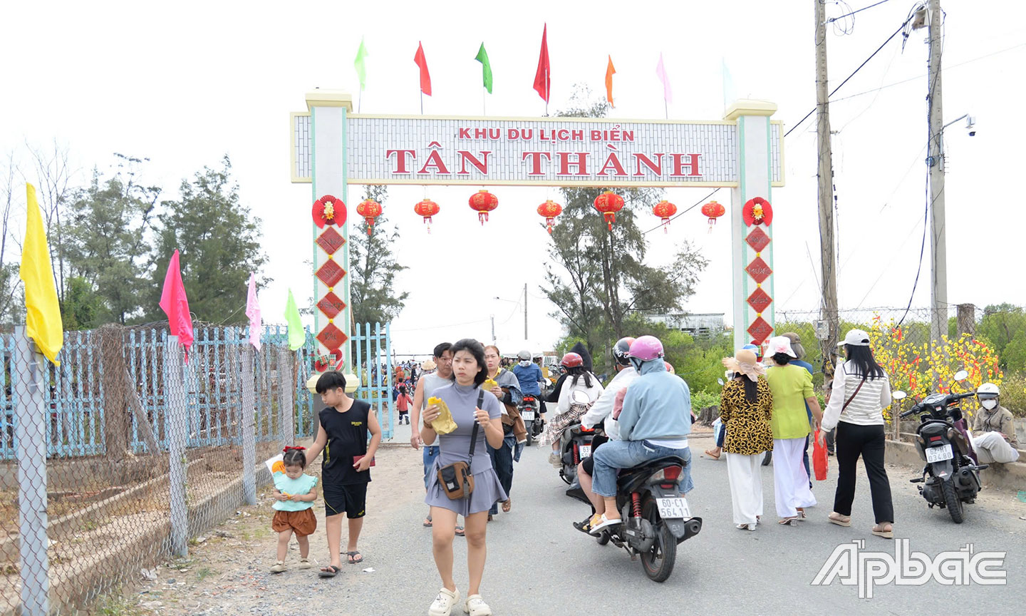 Biển Tân Thành (huyện Gò Công Đông) thu hút khách tham quan, du lịch và khám phá. Ảnh: M. THÀNH 