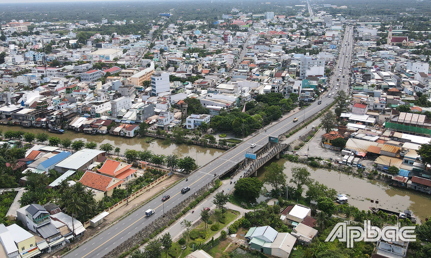 Quốc lộ 1 đi qua nội ô TX. Cai Lậy có chiều dài khoảng 8 km.