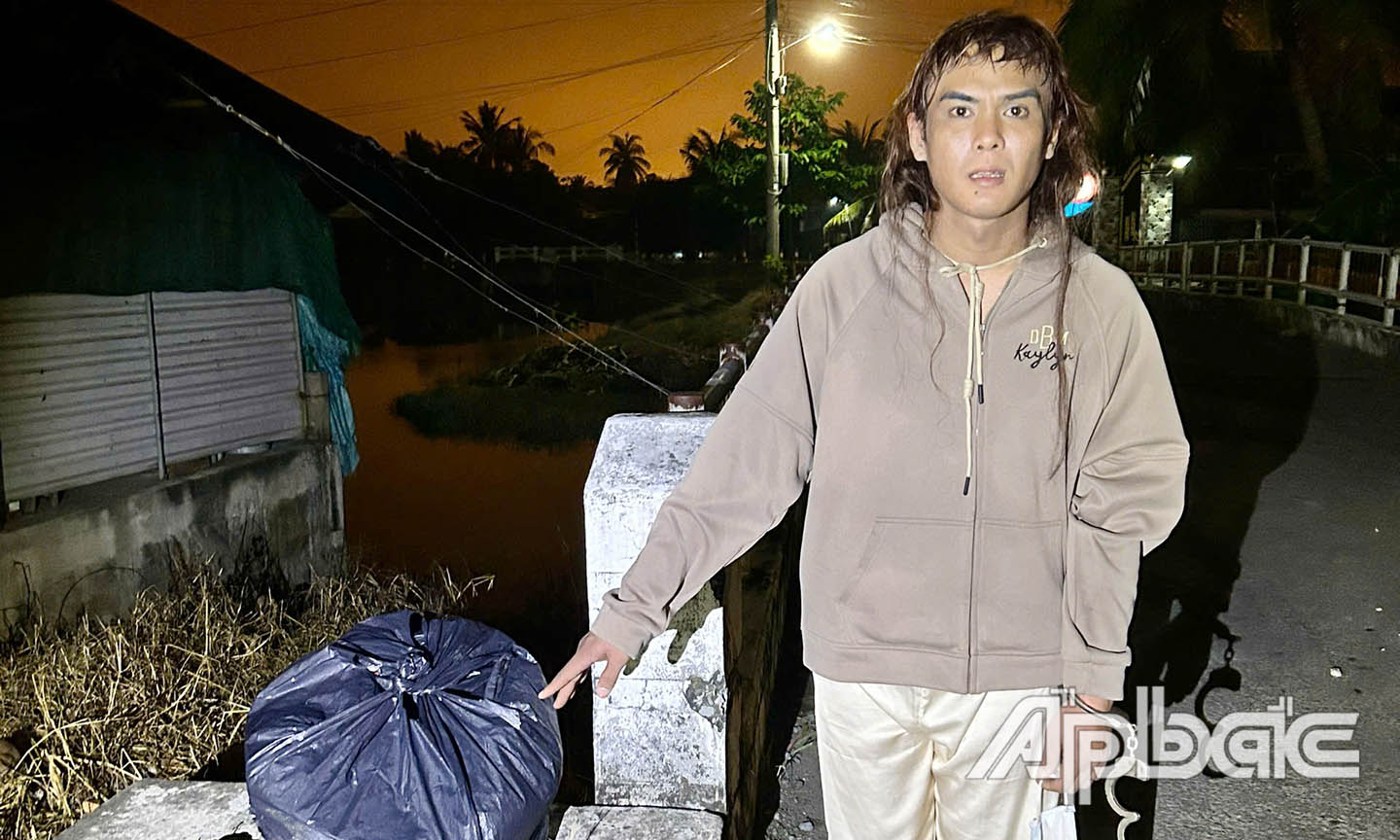 Đối tượng trộm dép bị bắt giữ.