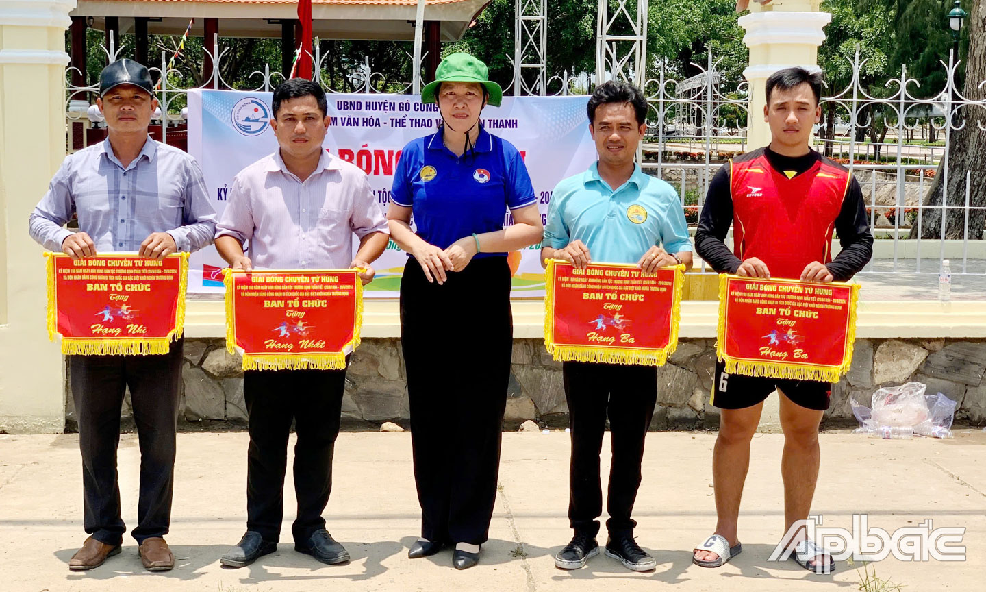 Giám đốc Trung tâm Văn hóa - Thể thao và Truyền thanh huyện Gò Công Đông Lê Thị Hồng Linh  trao giải cho các đội đoạt giải tại Giải Bóng chuyền “Tứ hùng” năm 2024.                         Ảnh: HOÀNG MINH